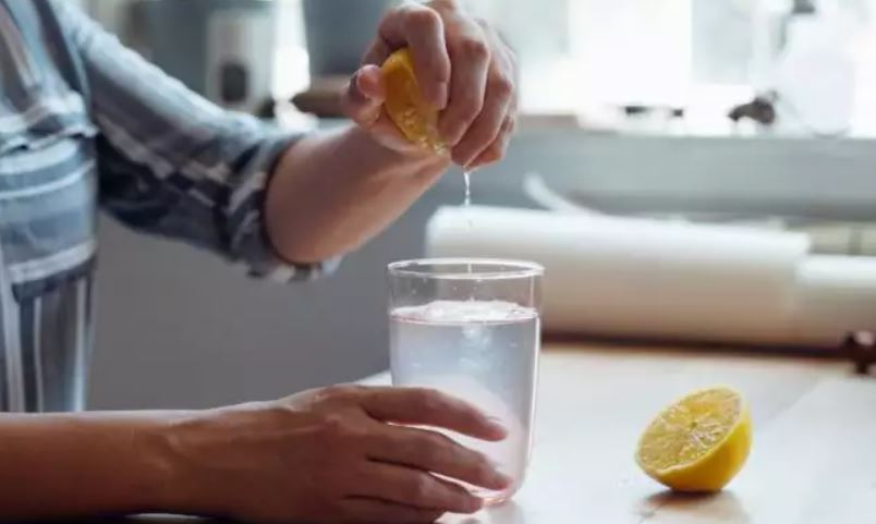 Τα λεμόνια είναι ένα φυσικό διουρητικό κι ένα ήπιο καθαρτικό όταν προστίθενται σε ζεστό νερό.