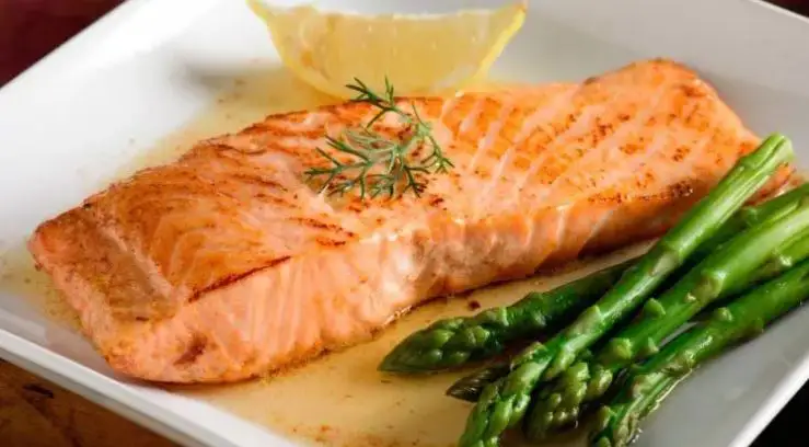 Ο σολομός είναι ένα λιπαρό ψάρι, που έχει μεγάλη θρεπτική αξία.
