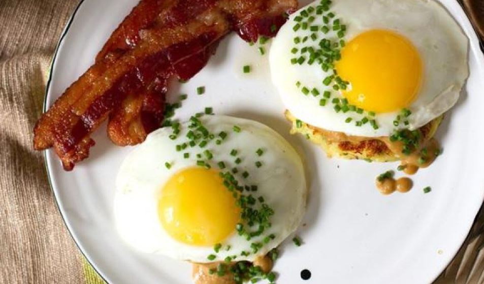 Τα αυγά και το μπέικον είναι δημοφιλή τρόφιμα για πρωινό, αλλά καλό είναι να αποφύγετε αυτόν τον συνδυασμό.