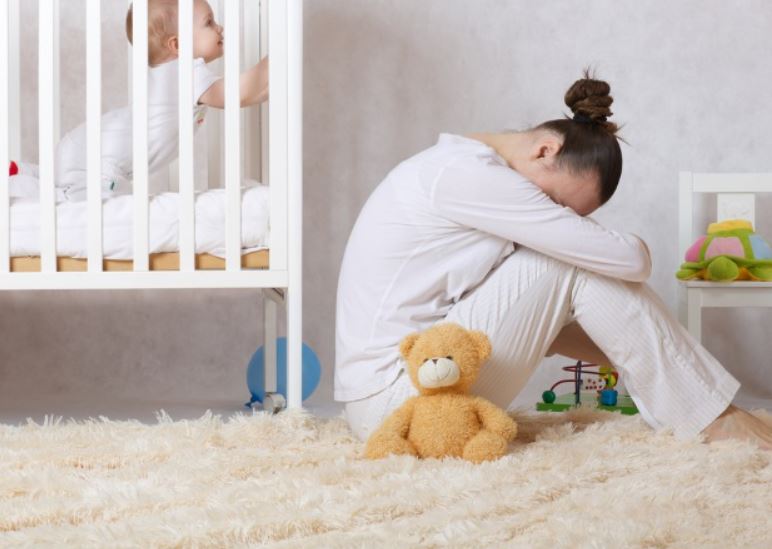 Αλλά, τα νεογέννητα χρειάζονται προσοχή κατά τη διάρκεια της νύχτας, γεγονός που αλλάζει τα κανονικά πρότυπα ύπνου.