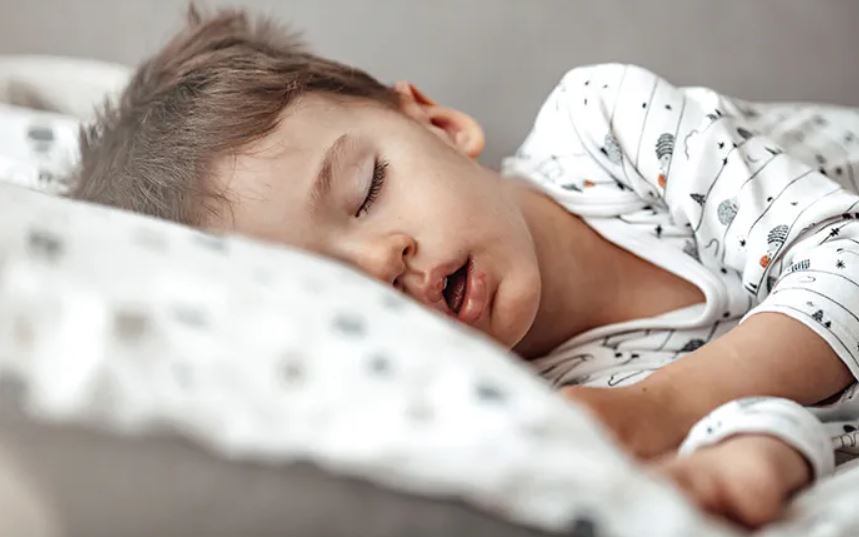 Όταν το ροχαλητό γίνεται πιο συχνό και διακόπτει τον ύπνο, μπορεί να υποδηλώνει την παρουσία διαταραχής της αναπνοής κατά τον ύπνο.