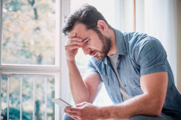 Ο Εθισμός στις Ειδήσεις Αυξάνει την Πιθανότητα Άγχους και Στρες