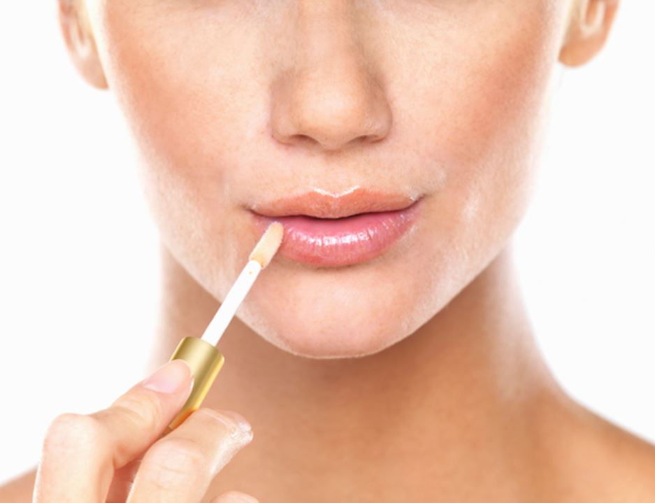 Τα λάδια για τα χείλη είναι μια διασταύρωση μεταξύ ενός lip balm κι ενός lip gloss που θρέφει τα χείλη και τα κάνει να φαίνονται σαρκώδη και λαμπερά.