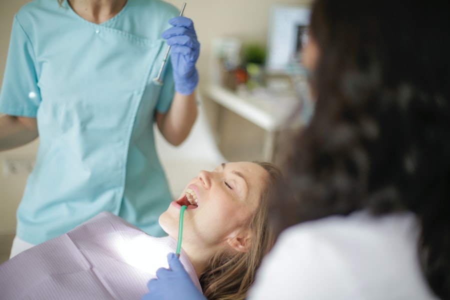 Θα χρειαστεί να επισκεφτείτε τον οδοντίατρό σας για να κάνετε σφράγισμα προτού προκληθούν πιο σοβαρά προβλήματα.