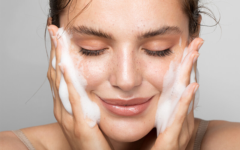 Αφιερώστε ένα με δύο λεπτά καθαρίζοντας το δέρμα για να αφαιρέσετε τους ρύπους και τη λιπαρότητα από το προηγούμενο βράδυ.