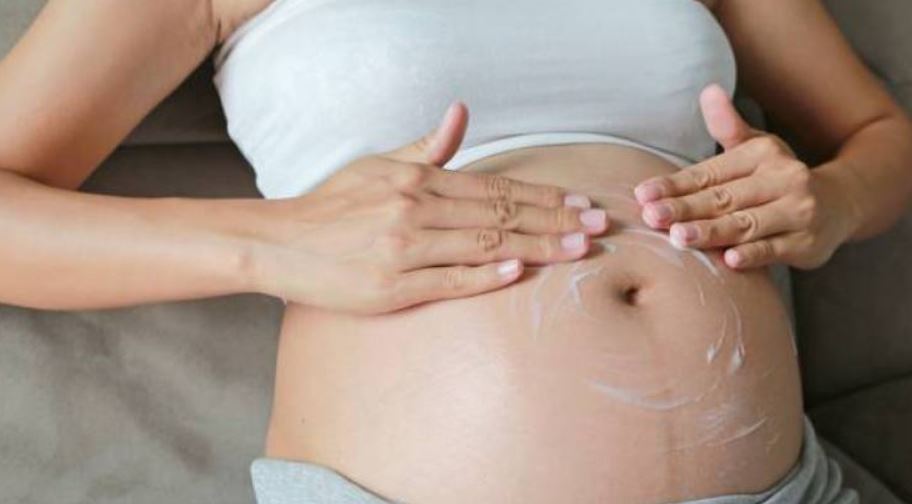 Η εφηβεία, η εγκυμοσύνη, η ξαφνική αύξηση ή απώλεια βάρους και η γενετική μπορούν να συμβάλουν στην εμφάνιση ραγάδων στο δέρμα. 