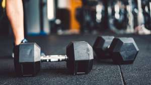 Τα Οφέλη της Τακτικής Άσκησης με Βαράκια στη Μέση και Τρίτη Ηλικία