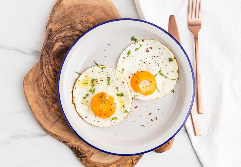 Τα αυγά διαθέτουν αρκετή δόση πρωτεΐνης, περίπου 7 γραμμάρια, βιταμίνης D και χολίνης.