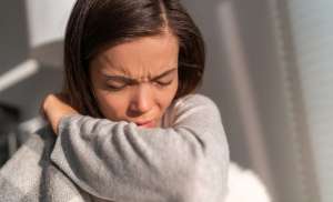 Γιατί ο Βήχας Χειροτερεύει το Βράδυ;