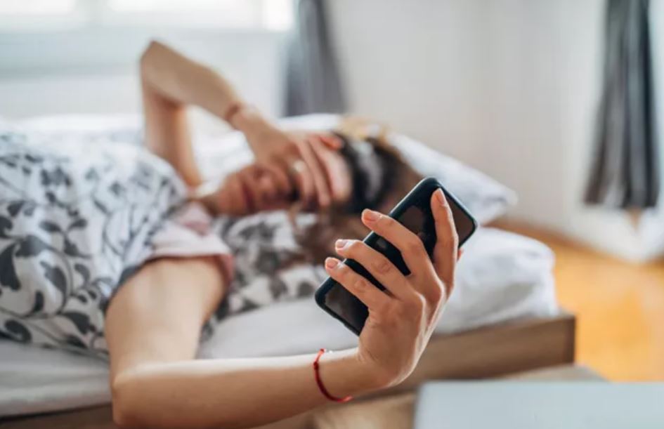 Είναι μια κοινή συνήθεια για τους περισσότερους από εμάς να ελέγχουμε τα τηλέφωνά μας αμέσως μόλις ξυπνήσουμε.