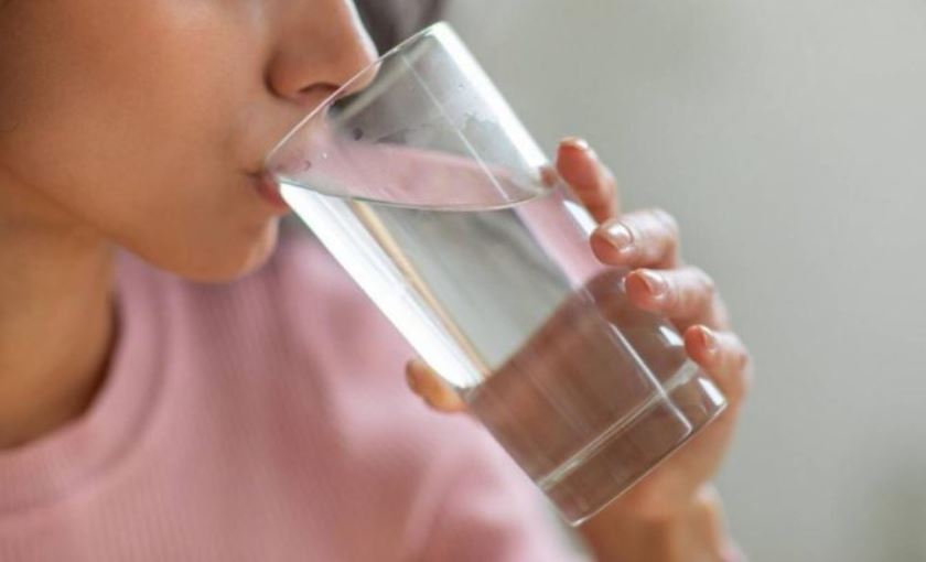 Υπάρχουν πολλά οφέλη από το να πίνουμε περισσότερο νερό, όπως ότι μας βοηθά να ελέγχουμε την πρόσληψη θερμίδων, τονώνει τους μύες μας κι ενυδατώνει το δέρμα.