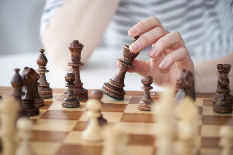 Ενώ παίζετε σκάκι, τόσο το δεξί, όσο και το αριστερό ημισφαίριο του εγκεφάλου σας ενεργοποιούνται και δημιουργούνται περισσότερες νευρικές συνδέσεις.