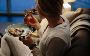 Το Φαγητό Συχνά το Βράδυ Αυξάνει την Πιθανότητα Κατάθλιψης και Άγχους