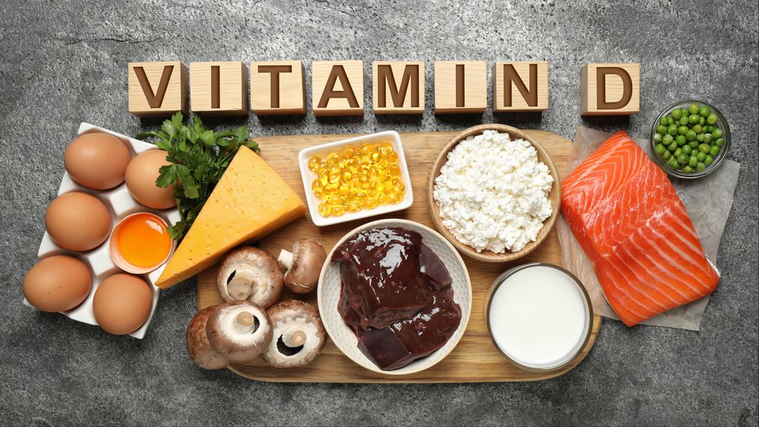 Μπορείτε να βρείτε βιταμίνη D στα λιπαρά ψάρια, στα μανιτάρια, στους κρόκους των αυγών και στο χοιρινό κρέας.