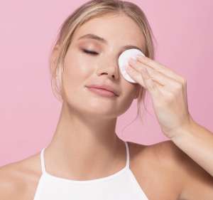 Λάθη στο Ντεμακιγιάζ που Βλάπτουν το Δέρμα σας