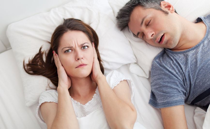 Τα κενά στην αναπνοή αναγκάζουν το άτομο να ξυπνά περιοδικά και να μειώνει την ποιότητα του ύπνου του.