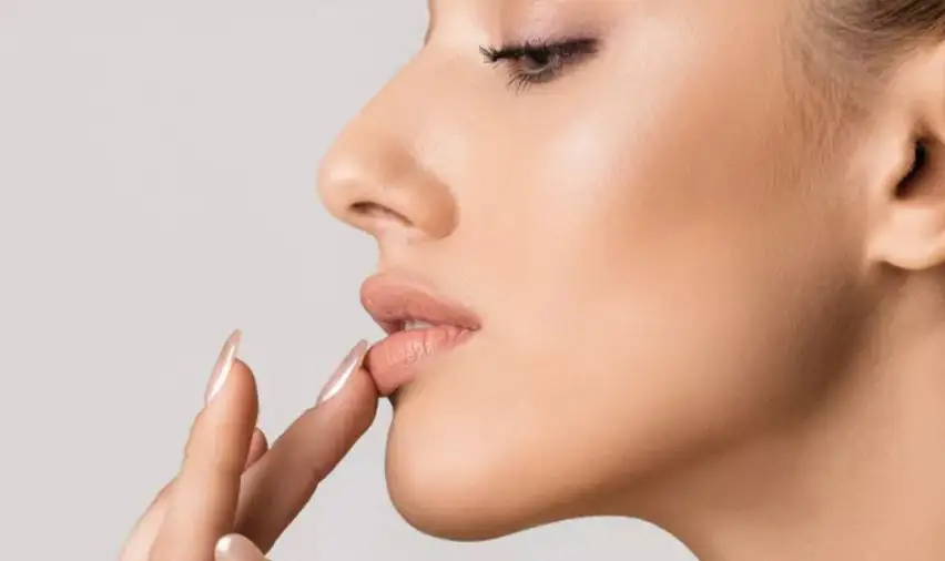 Κάντε απολέπιση πρώτα και μετά ενυδατώστε τα χείλη με ένα με lip balm ή lip primer.