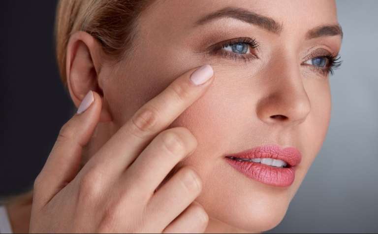 Tips για Λαμπερό Δέρμα Μετά τα 50