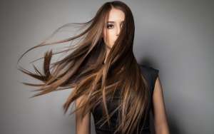 Τα Προϊόντα για το Ίσιωμα των Μαλλιών Σχετίζονται με Αυξημένο Κίνδυνο Καρκίνου της Μήτρας