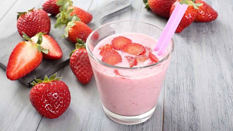 Ανακατέψτε γάλα αμυγδάλου, ανανά και φράουλα για ένα smoothie που είναι τόσο εύκολο που μπορείτε να το φτιάξετε τα πρωινά, που δεν έχετε πολύ χρόνο.