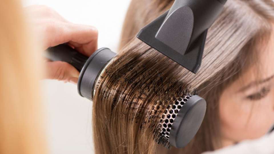 Τα Προϊόντα για το Ίσιωμα των Μαλλιών Σχετίζονται με Αυξημένο Κίνδυνο Καρκίνου της Μήτρας