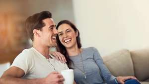 Οι σχέσεις χρειάζονται υπομονή, επιμονή, εμπιστοσύνη κι αμοιβαία κατανόηση. Αυτοί οι παράγοντες υπερβαίνουν την αγάπη κι είναι ο κύριος λόγος πίσω από τη διατήρηση των σχέσεων. Αλλά για να διατηρήσετε τη σχέση σας χρειάζεται δουλειά και πολλές φορές, οι άνθρωποι πρέπει να καταπιούν τη σκληρή αλήθεια για να μείνουν μαζί. Εδώ είναι μερικές πικρές αλήθειες για τις σχέσεις που ίσως δεν έχετε σκεφτεί ποτέ πριν. Οι σκληρές συζητήσεις είναι αναπόφευκτες Εσείς και ο σύντροφός σας θα έχετε πολλές σκληρές συζητήσεις που θα σας ενοχλήσουν και τους δύο. Αυτές οι σκληρές συζητήσεις είναι σημαντικές καθώς θα αποφασίσουν τη βάση και το μέλλον της σχέσης. Και αυτές οι συζητήσεις πρέπει να είναι ειλικρινείς και ξεκάθαρες. Θα υπάρξουν πολλοί συμβιβασμοί Δεν μπορείτε να ξεφύγετε από συμβιβασμούς, ούτε να τους αγνοήσετε όταν είστε σε μια σχέση. Για να παραμείνετε σε μια μακροχρόνια σχέση, πρέπει να συμβιβαστείτε με τον έναν ή τον άλλον τρόπο, διαφορετικά εσείς και ο σύντροφός σας θα βρίσκεστε συνεχώς σε έναν αγώνα εξουσίας. Η συγχώρεση είναι το μυστικό για μια μακροχρόνια σχέση Η εξάσκηση στη συγχώρεση είναι το μυστικό για τη διατήρηση μιας επιτυχημένης σχέσης. Εσείς ή ο σύντροφός σας θα κάνετε λάθη που μπορεί να διαλύσουν τη σχέση σας για πάντα. Αλλά με συγχώρεση και κατανόηση, η σχέση μπορεί να σωθεί. Το να χρειάζεστε λίγο χώρο ο ένας από τον άλλο είναι εντάξει Αν νιώθετε ότι δεν θέλετε να βλέπετε τον σύντροφό σας συνέχεια, τότε αυτό είναι απολύτως φυσιολογικό. Κάθε ζευγάρι χρειάζεται ιδιωτικό χώρο μια στο τόσο, διαφορετικά, μπορεί είτε να γίνει πολύ μονότονη η σχέση. Ακόμη λοιπόν και λίγες ώρες να είστε χωριστά, κάνοντας ο καθένας ό,τι θέλει θα σας αναζωογονήσει. Θα αλλάξετε και οι δύο Ο σύντροφός σας δεν θα μείνει για πάντα το ίδιο, ούτε εσείς. Η αλλαγή είναι αναπόφευκτη και οι προτιμήσεις, οι απόψεις είναι βέβαιο ότι θα αλλάξουν με τον καιρό. Πρέπει να αποδεχτείτε τις αλλαγές του συντρόφου σας με τον καιρό και το αντίστροφο.