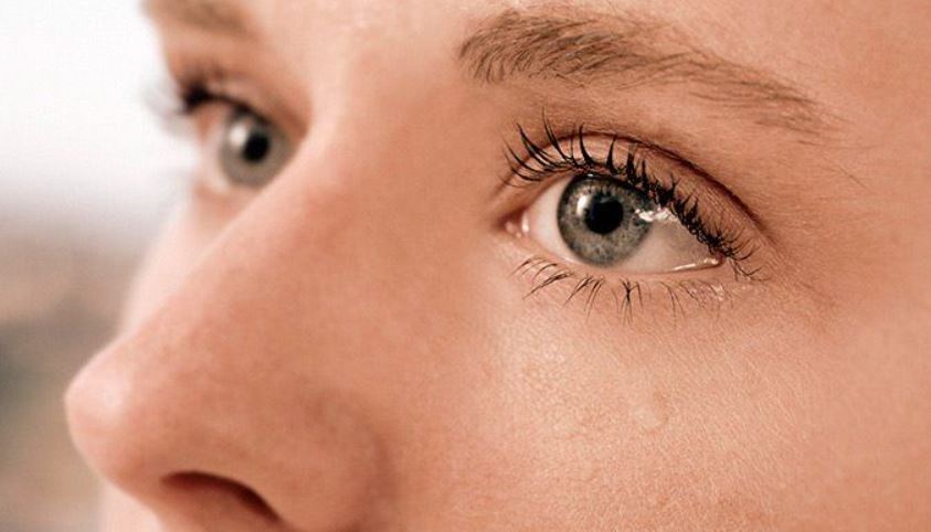 Η σωστή ποσότητα της κρέμας ματιών γύρω από την περιοχή των ματιών είναι το κλειδί για να αποφύγετε τα δάκρυα.