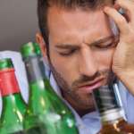 Αυξημένος ο κίνδυνος εγκεφαλικού για τους νέους που καταναλώνουν πολύ αλκοόλ