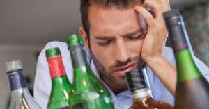 Αυξημένος ο κίνδυνος εγκεφαλικού για τους νέους που καταναλώνουν πολύ αλκοόλ