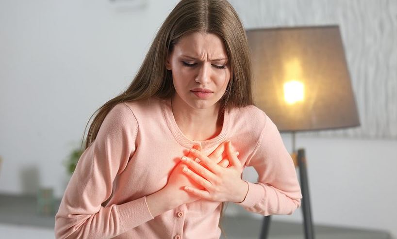 Το πιο κοινό σύμπτωμα στην καρδιακή προσβολή είναι ο πόνος στο στήθος που διαρκεί μεταξύ 30 και 60 λεπτών, που συνήθως περιγράφεται ως συμπίεση ή κάψιμο.