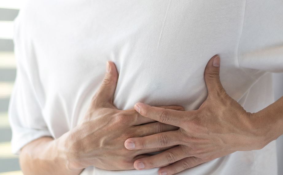 Στο νοσοκομείο, ένα άτομο με πόνο στο στήθος θα υποβληθεί σε ηλεκτροκαρδιογράφημα, για να ελεγχθεί για προβλήματα σχετικά με τη δραστηριότητα της καρδιάς.