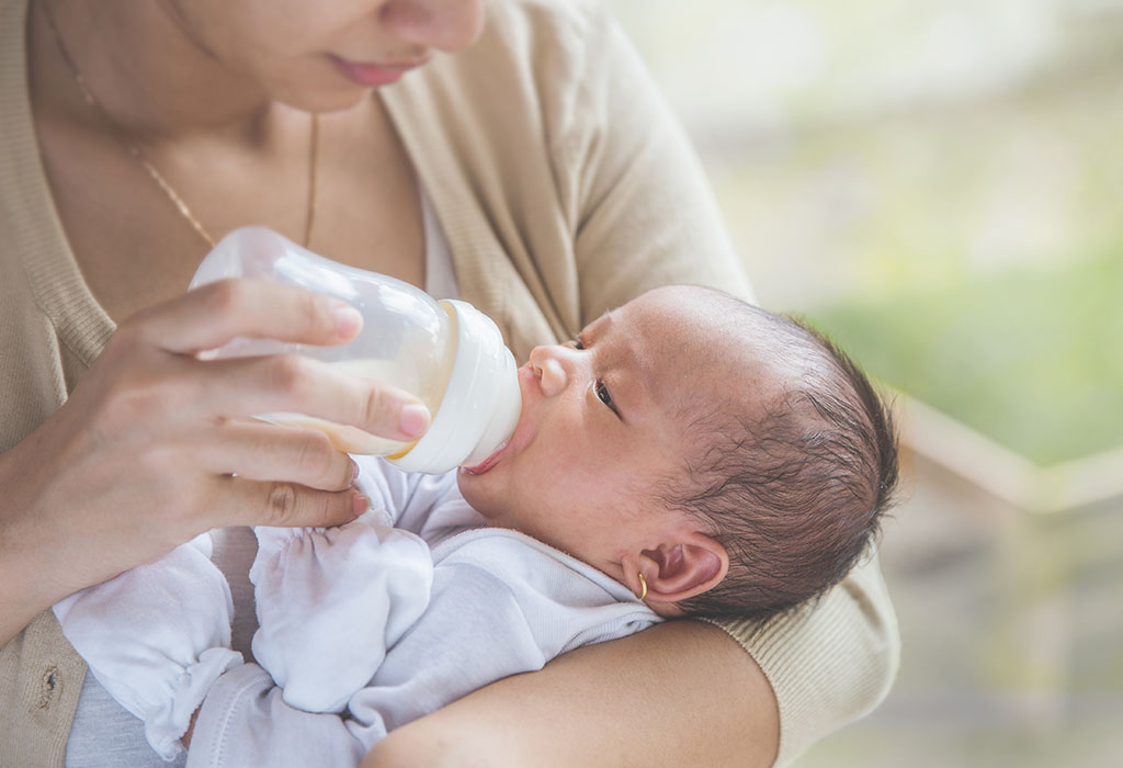 Το μητρικό γάλα ή η φόρμουλα παρέχουν όλα τα θρεπτικά συστατικά που χρειάζονται τα μωρά τους πρώτους μήνες της ζωής τους.