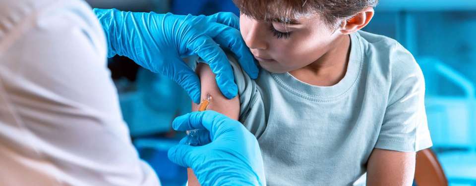 Οι εμβολιασμοί προστατεύουν τα παιδιά από διάφορες θανατηφόρες ασθένειες (πολιομυελίτιδα, τέτανος κ.α.) μειώνοντας σημαντικά την επικίνδυνη μεταδοτικότητα