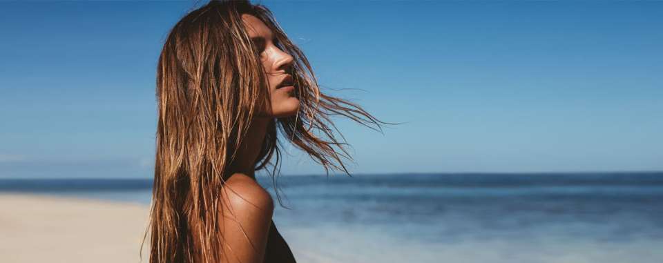 Τα μαλλιά ως ζωντανός οργανισμός που το καλοκαίρι φθείρεται με ζέστη και έκθεση σε UV ακτινοβολία χρειάζεται εντατική περιποίηση όπως και το δέρμα
