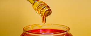 Πλούσιο σε αντιοξειδωτικές ιδιότητες, το μέλι περιέχει βιταμίνες, μέταλλα και πρωτεΐνες για τη θρέψη, την περιποίηση και την ενίσχυση της υγείας των μαλλιών
