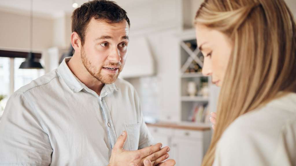Situationship – Γιατί κολλάμε σε «περίπου σχέσεις» που δεν μας αρέσουν