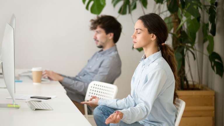 Yoga Break στο γραφείο: Η δύναμη της Office Yoga