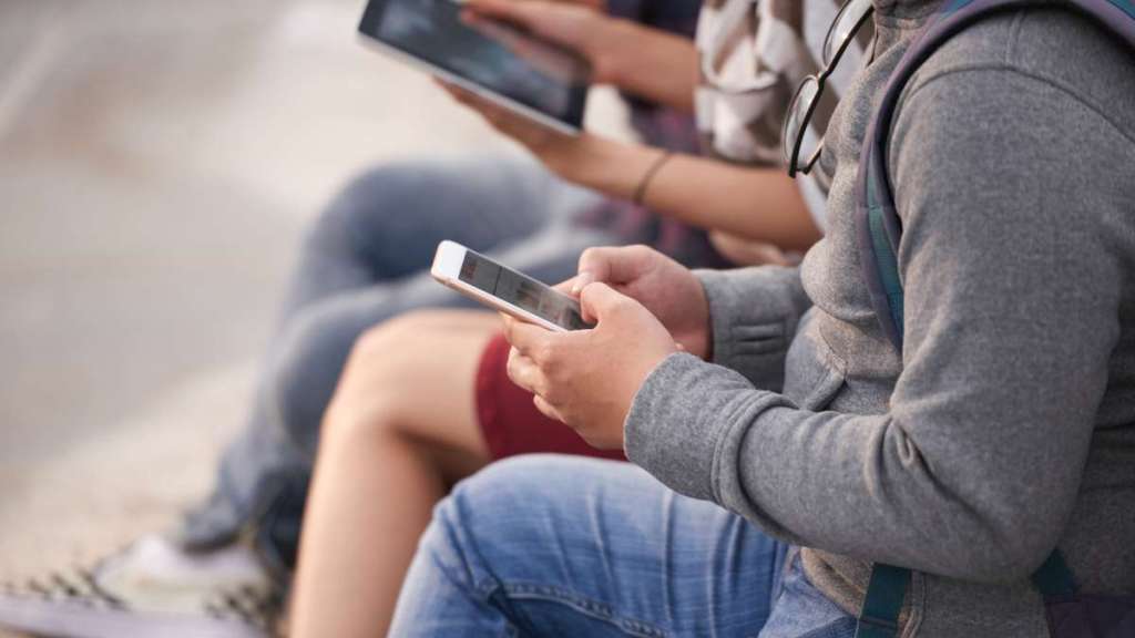 Έφηβοι και social media: Τους επιβαρύνουν πραγματικά;