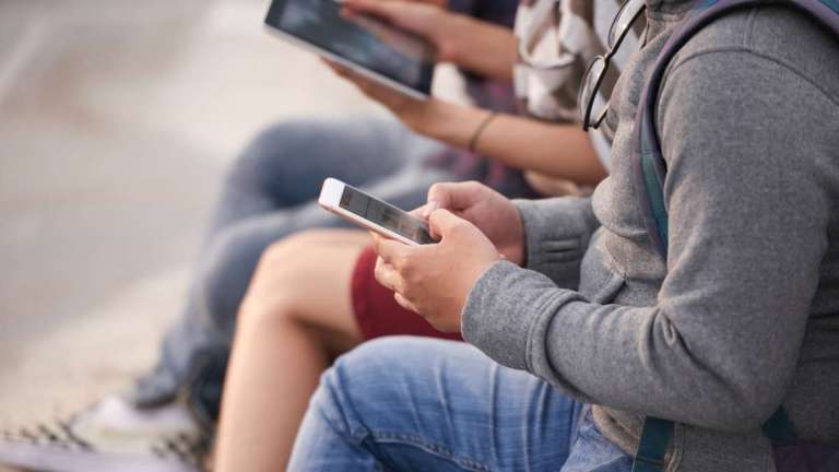 Έφηβοι και social media: Τους επιβαρύνουν πραγματικά;