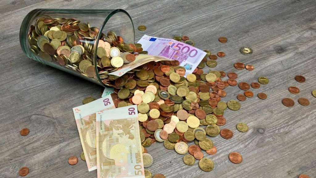 Πόσα μετρητά είναι καλό να έχεις στο σπίτι;