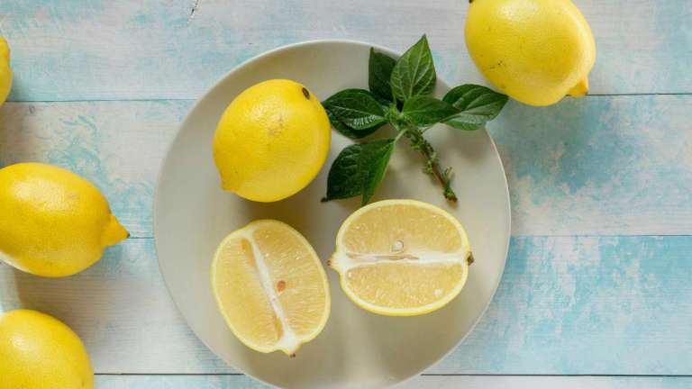 Γιατί το λεμόνι θεωρείται το πιο απλό superfood της καθημερινότητας