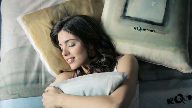 Πώς οι εποχές επηρεάζουν τον ύπνο μας