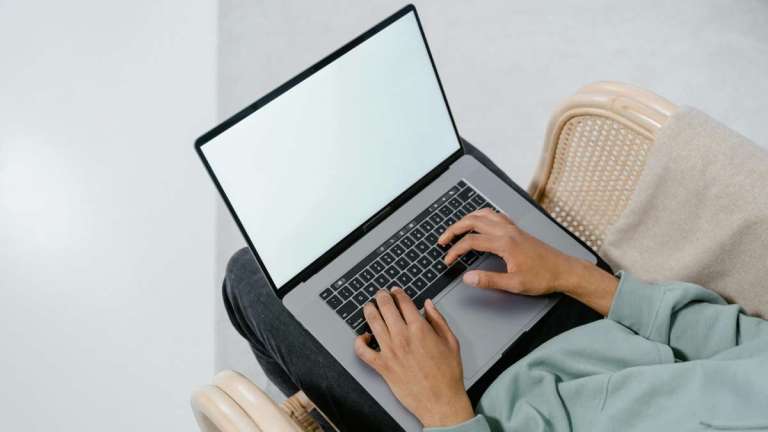 Είναι κακό να χρησιμοποιείτε το laptop πάνω στα πόδια σας;
