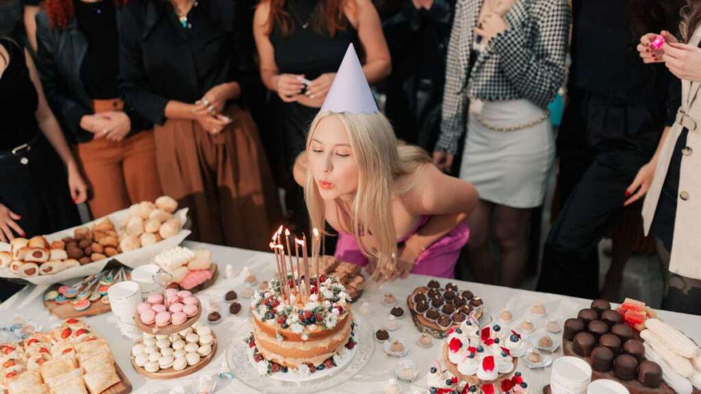 Birthday blues: Γιατί πολλοί νιώθουν μελαγχολία στα γενέθλιά τους