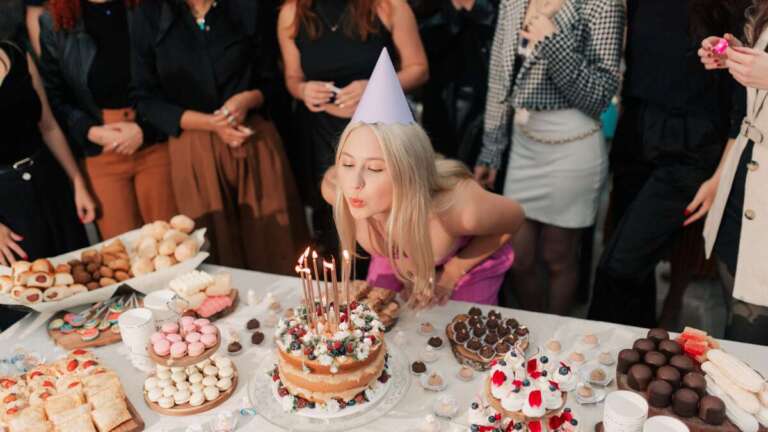 Birthday blues: Γιατί πολλοί νιώθουν μελαγχολία στα γενέθλιά τους