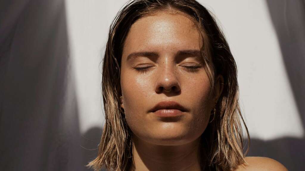 5 skincare tips για λαμπερή επιδερμίδα όλο το καλοκαίρι