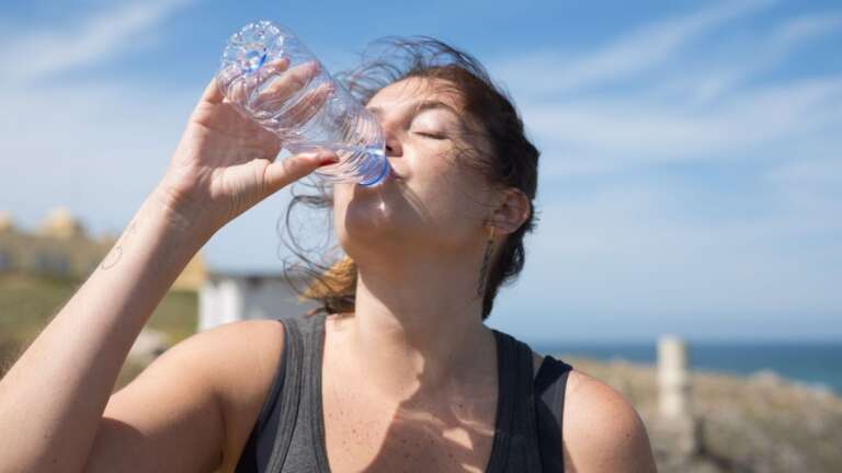 Γιατί η ζέστη μας πιέζει αγχώνει και πώς θα το διαχειριστούμε