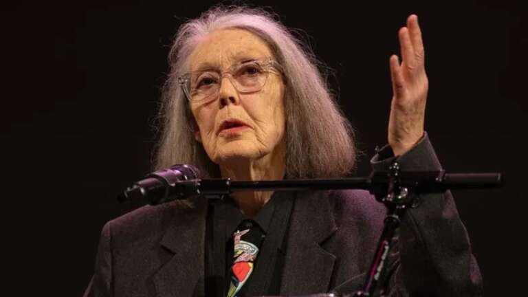 Anne Carson: Η 76χρονη νομπελίστρια που απέδειξε ότι η δημιουργικότητα δεν έχει ηλικία